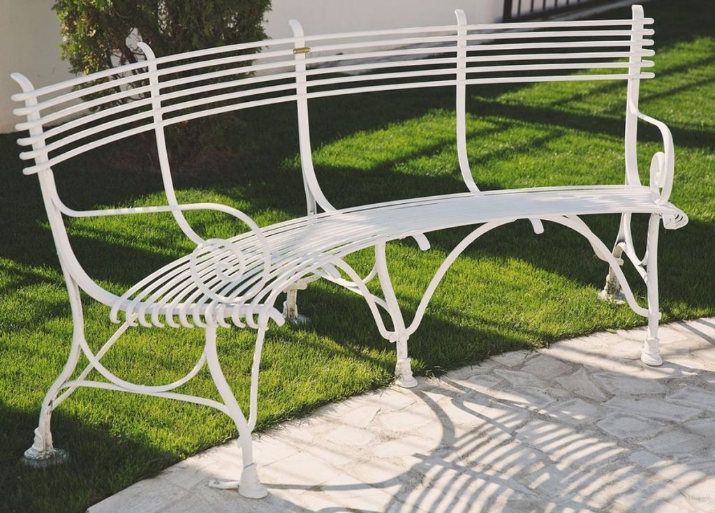 Halbgebogene Luxus Gartenbank von Casa Padrino aus Schmiedeeisen in weiß